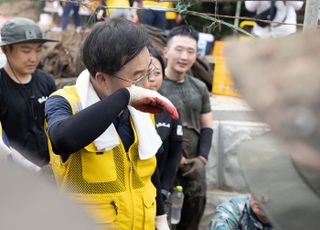 김동연 경기도지사, 가평 수해복구 현장서 구술땀
