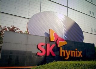 SK하이닉스, 삼성전자 제치고 메모리 첫 1위...HBM 기술력 차이
