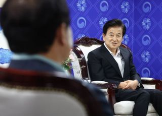 개성공단기업협회 만나 허리 숙인 정동영…취임 6일만에 "정부 대표로서 사과"