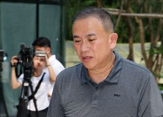 무거운 표정으로 김건희 특검 출석하는 명태균