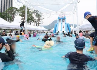 '이어지는 폭염, 도심 속 작은 워터파크 즐겨요'