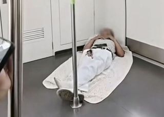 "더우니까" 지하철 바닥에 당당히 이불 깔고 잔다…민폐족 속출