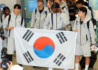 토트넘 손흥민·양민혁, 태극기 맞잡고 입국…3일 뉴캐슬전 출격