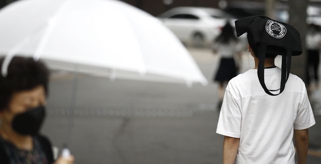 주말에도 폭염 기승 '낮 최고 37도·내륙 일부 소나기'…에어컨 바람에 머리 아프다면 [오늘 날씨]