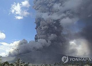 9명 사망자 낸 인니 화산 또 분화…10㎞ 높이 화산재·화산 번개 관측