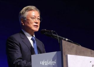 [與전당대회] 文 "역대 민주당정부 유능함 증명…새 지도부, 李정부 '원팀' 돼야"