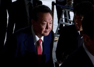 ‘속옷차림으로 체포 저항’ 尹측, 정성호 법무장관 ‘허위사실공표’ 법적 조치 준비