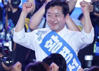 당선 발표 후 기뻐하는 황명선 신임 최고위원