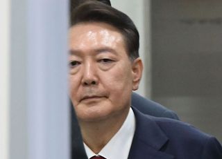 윤석열, 담요에 둘둘 말려 나오고 싶나?