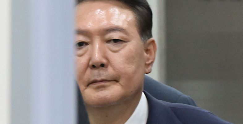 윤석열, 담요에 둘둘 말려 나오고 싶나?