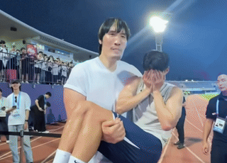 최홍만 앞에서 수줍은 소녀로 변한 손흥민 [영상]