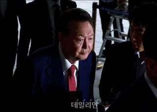 [속보] 김건희특검 "尹 체포영장 2차 집행 금일은 없어…신중 검토 중"