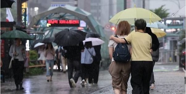 폭염 지속 곳곳 요란한 소나기...휴가철 꼭 챙겨야 할 상비약 [오늘 날씨]