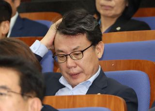 ‘국장 외면’ 진성준 집안, 아버지는 부동산·장남은 미국장…며느리만?