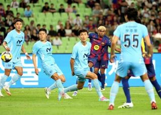 4만여 관중 매료! 골 없어도 야말은 야말, 빗속에서도 번쩍번쩍