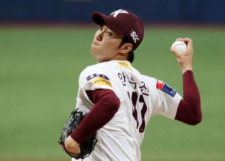 ‘투수가 펑고를?’ 키움 안우진, 2군 훈련 중 어깨 부상 논란