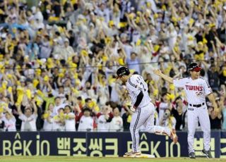 문보경 역전 3점포! LG, 52일 만에 단독 선두…한화 문동주 160.7km