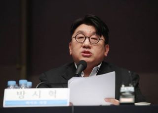 방시혁, ‘부정거래 의혹’에 “조속히 귀국해 조사 임할 것…구성원에 사과”