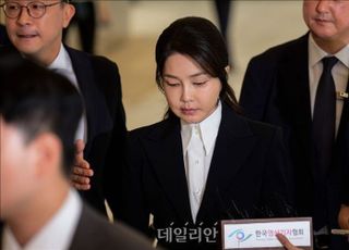 특검팀 "김건희 조사 절반 넘어…진술 거부권 행사하지 않아"
