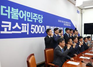 李대통령 '코스피 5000' 띄우는 사이…개미는 뿔나고 이춘석 리스크 겹쳤다 [정국 기상대]