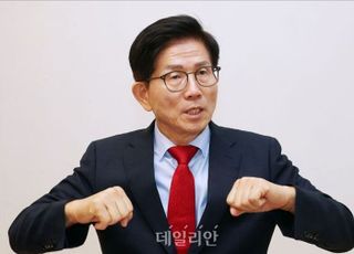 [인터뷰] 김문수 "음식에 '고춧가루'도 있어야…조경태도 품겠다"