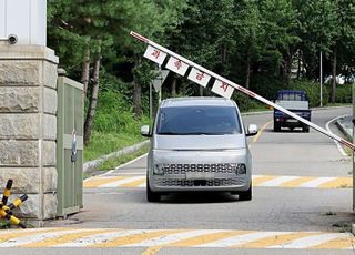 尹측 "체포영장 집행 과정서 尹 땅바닥에 떨어져…책임 물을 것"
