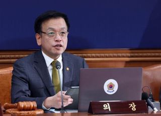 내란특검, '계엄 국무회의 참석' 최상목 전 경제부총리 참고인 조사