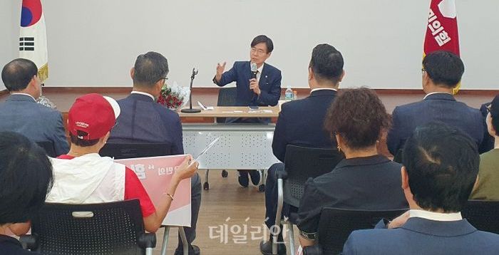 조경태 "계엄옹호 김문수 당 나가야…지지율 16% 매우 심각"