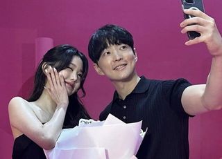 '장원영과 찰칵' K-뷰티 대장주 된 '이 기업' 대표 누구?…1988년생·훈남 외모