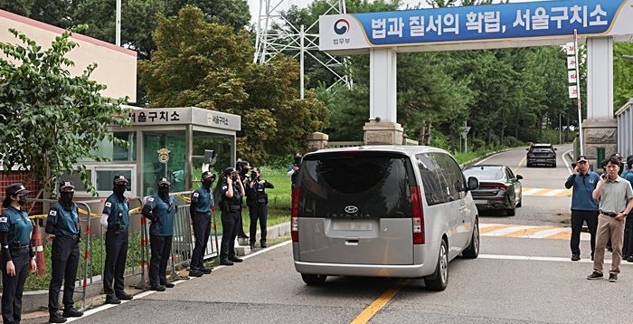 尹측 "김건희특검 강제 인치 시도, 명백한 불법…모든 법적 수단 동원할 것"