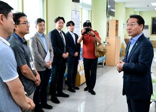 유정복, 서해 최북단 연평도 방문…안보 및 생활기반 시설 점검