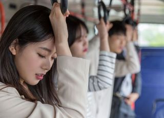 출근길 버스 악취에 논쟁…"토 나온다" vs "노동자의 땀"