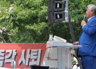 '폭력 난동' 전광훈 등에 출국금지…7명 누구?