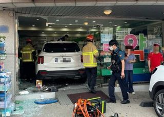 [속보] 화성 봉담서 60대女 몰던 SUV, 약국으로 돌진…약사 심정지 이송