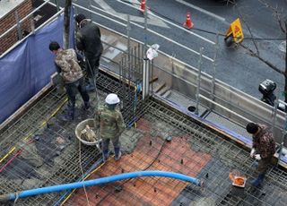 “현장 셧다운될라”…불황 속 공사비 상승·안전 문제까지, 건설업 ‘삼중고’