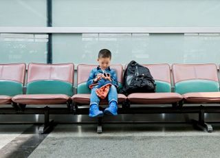 "얘 여권 만료래" 10살 아들 공항에 두고 본인들만 탑승한 부부
