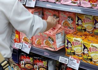 삼양식품 ‘불닭소스’ 美 판다 익스프레스와 협업…관련주 강세 [특징주]