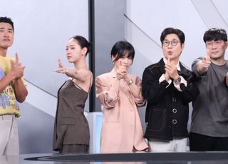 포즈 취하는 '히든아이' 제작진