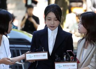 김건희, 서울중앙지법 구속심사 출석…취재진 질문에 '묵묵부답'