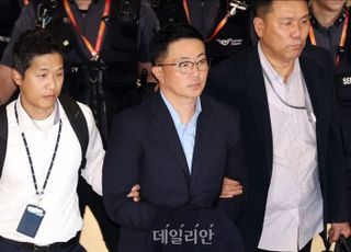 특검팀, '김건희 집사' 공항서 체포 후 압송…'키맨' 신병 확보에 수사 탄력 (종합)