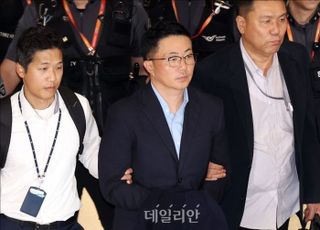 특검팀, '김건희 집사' 공항서 체포 후 압송…'키맨' 신병 확보에 수사 탄력 (종합)