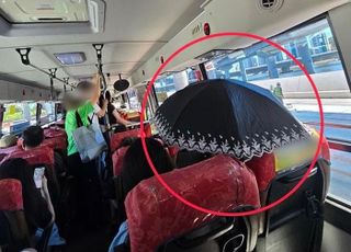 버스에 웬 양산이? "생존 행동일까, 민폐일까"