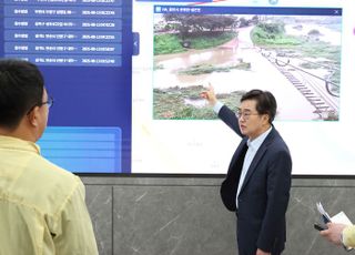김동연, 재난안전대책본부 방문 호우 대처상황 확인