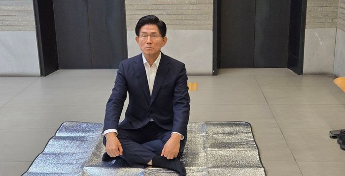 김문수, 당사서 '무기한 농성' 돌입…"무도한 특검 규탄"