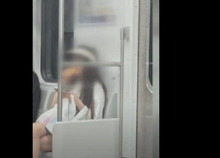 지하철 노약자석 앉아 전자담배 핀 女...처벌 안되나 [영상]