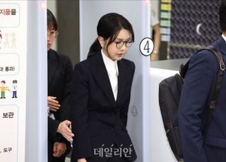 [속보] 김건희, 법무부 호송차 실려 특검 사무실 이동