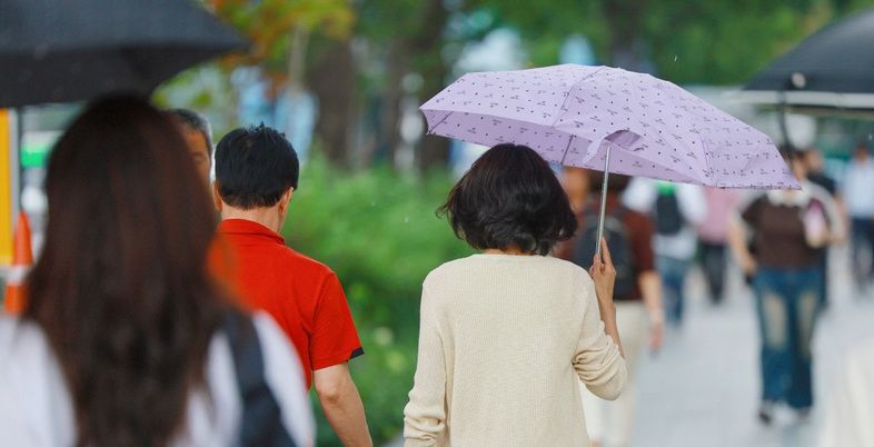 광복절 연휴 '무더위' 중부 곳곳 비...비 오는 날, 태극기 게양하는 법은? [오늘 날씨]