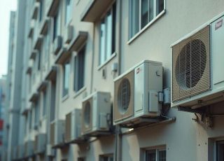 에어컨 실외기 설치하다 11층서 추락한 男…'이것' 덕분에 살았다