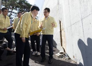 김동연, 수원 옹벽 붕괴 우려 주택 현장 찾아 신속 '안전진단·투명 결과' 공개 지시