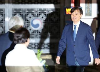 조국, '지역구 금배지' 노릴까…내년 보궐선거 '가능성 세 가지'